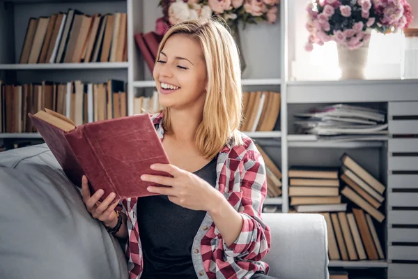 Usmívající se dívka drží knihu — Stock fotografie
