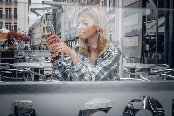 Sarışın kadın ile smartphone — Stok fotoğraf