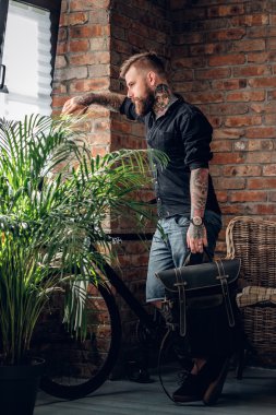 Sakallı hippi deri sırt çantası tutar