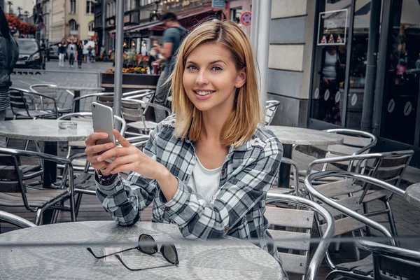 Femme souriante avec smartphone — Photo