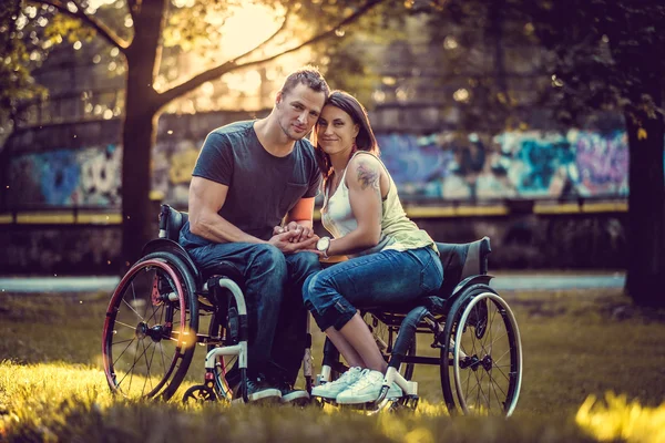 Pacifico casal jovem deficiente — Fotografia de Stock