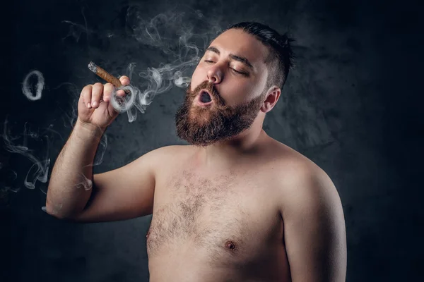 Barbu mâle fumant une cigarette — Photo