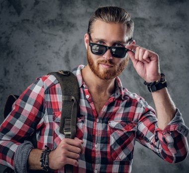 Güneş gözlüğü kentsel seyahat sırt çantası tutar