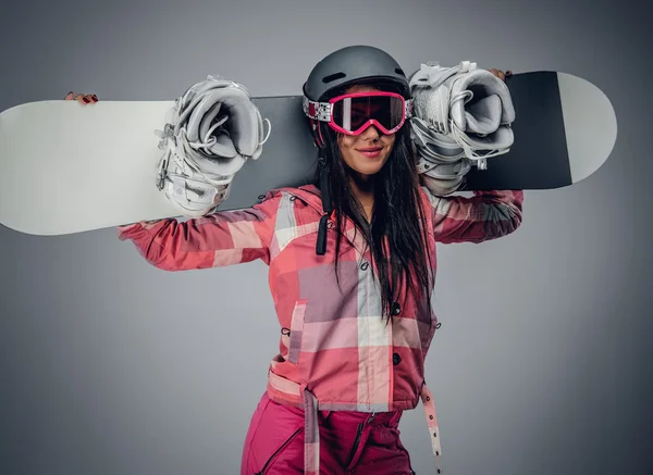 Mujer sosteniendo una tabla de snowboard sobre sus hombros —  Fotos de Stock