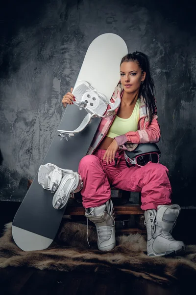 Feminino em um traje de snowboarder rosa — Fotografia de Stock