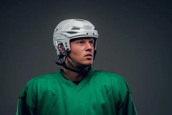 Hockeyspelare med hjälm — Stockfoto