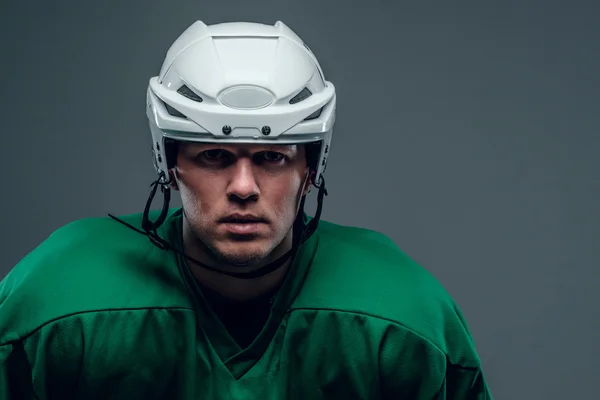 Hockeyspelare med hjälm — Stockfoto