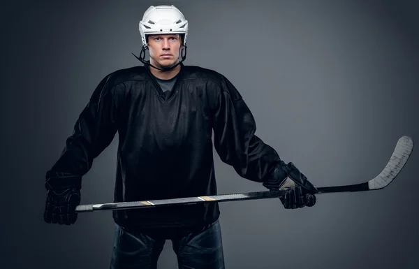 Hockeyspelare innehar gaming stick — Stockfoto