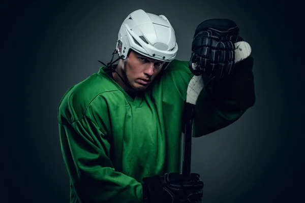 Hockey player holds gaming stick — Stock Photo, Image