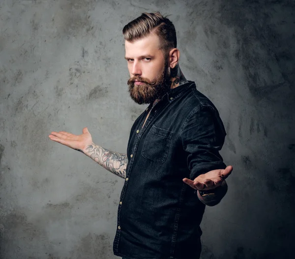 Varón hipster barbudo con camisa negra — Foto de Stock