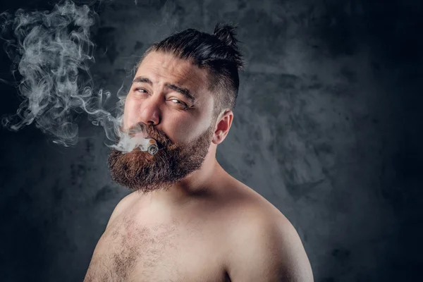 Barbu mâle fumant un cigare — Photo