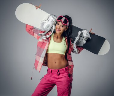 Erkek snowboard onun omuzlarında holding