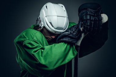 Hokey oyuncusu oyun sopa tutar