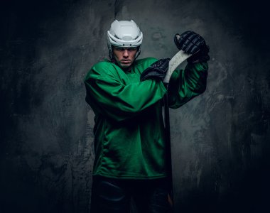 Hokey oyuncusu oyun sopa tutar