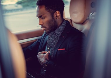 Lüks Afrika erkek dizüstü bilgisayar kullanarak