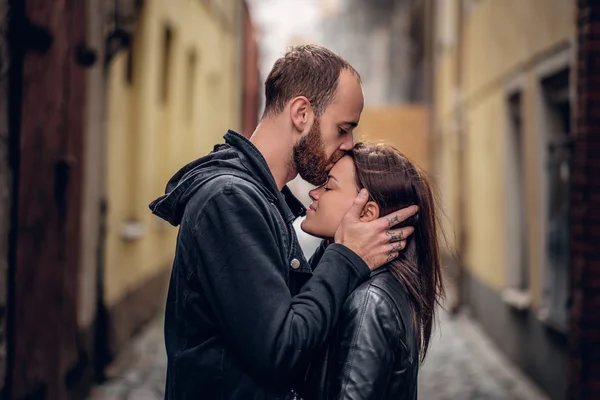 Hombre besos lindo morena mujer — Foto de Stock