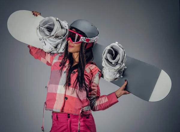Mujer sosteniendo una tabla de snowboard sobre sus hombros —  Fotos de Stock