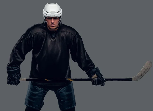 Hockeyspieler hält Spielstab in der Hand — Stockfoto