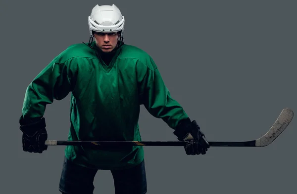 Jugador de hockey sostiene palo de juego —  Fotos de Stock