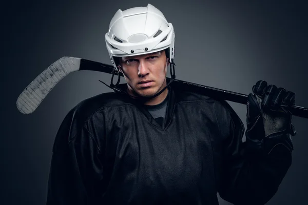 Joueur de hockey tient bâton de jeu — Photo