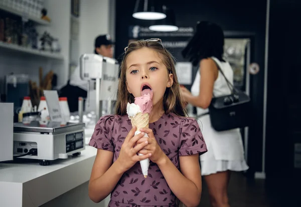 Jégkrémet evő lány — Stock Fotó