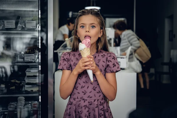 Jégkrémet evő lány — Stock Fotó