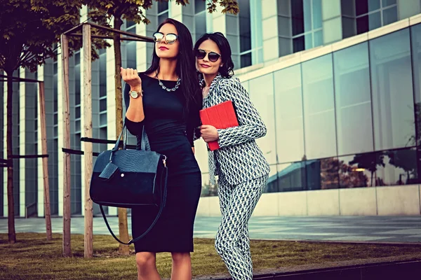 Две модные женщины в стильной одежде — стоковое фото
