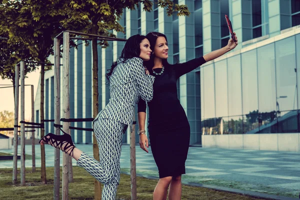 Eleganta kvinnliga modeller gör selfie — Stockfoto