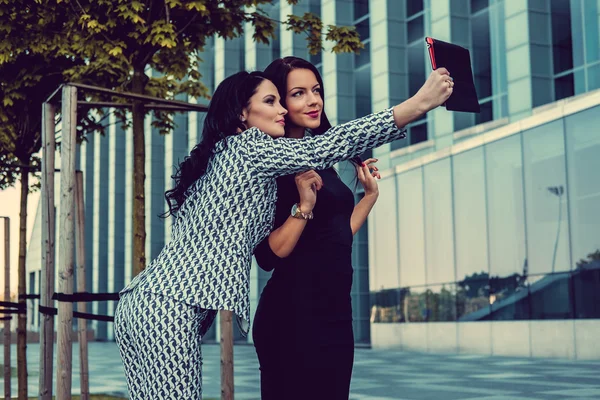 Elegante modelli femminili facendo selfie — Foto Stock