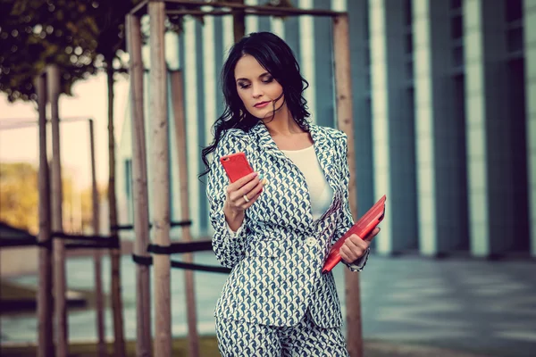 Brunett affärskvinna med smartphone. — Stockfoto