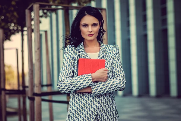 Brunette business woman holds tablet — Stock Photo, Image