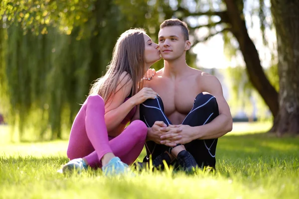 Пара розслабляється на траві після вправ йоги — стокове фото