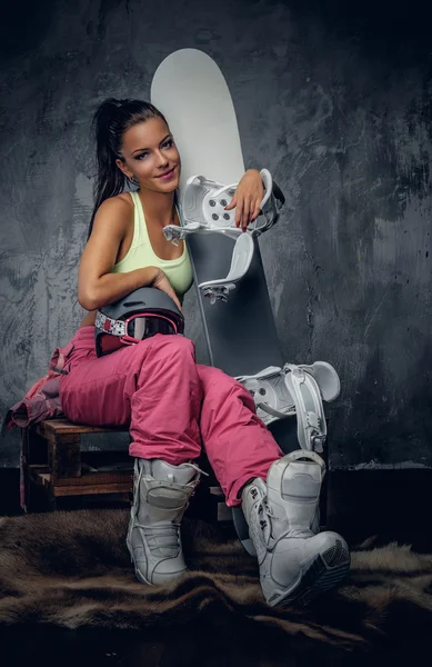 Sportowy kobieta stwarzających z snowboard — Zdjęcie stockowe