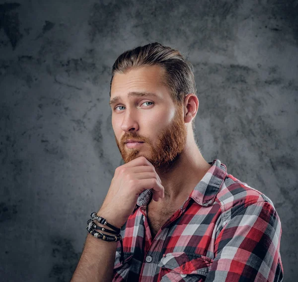 Positiver Rotschopf junger Kerl — Stockfoto