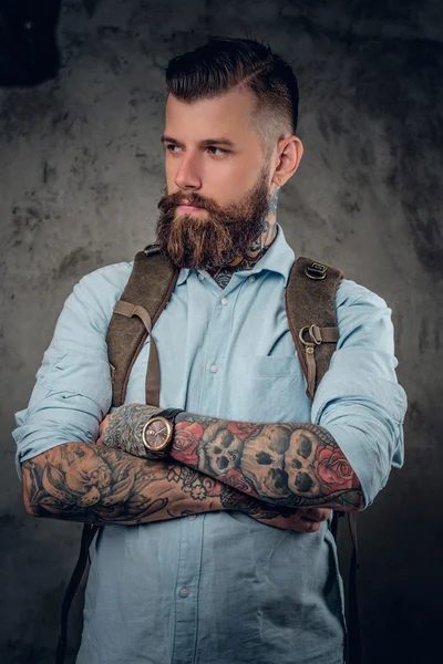 Voyageur barbu mâle avec les bras tatoués — Photo