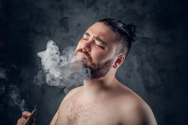 Félmeztelen szakállas férfi dohányzás szivar — Stock Fotó