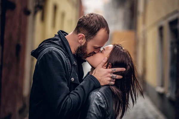 Мужчина целует симпатичную брюнетку — стоковое фото