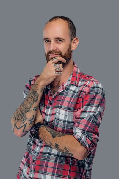 Varón barbudo con tatuajes en los brazos —  Fotos de Stock