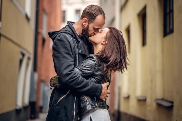 Мужчина целует симпатичную брюнетку — стоковое фото