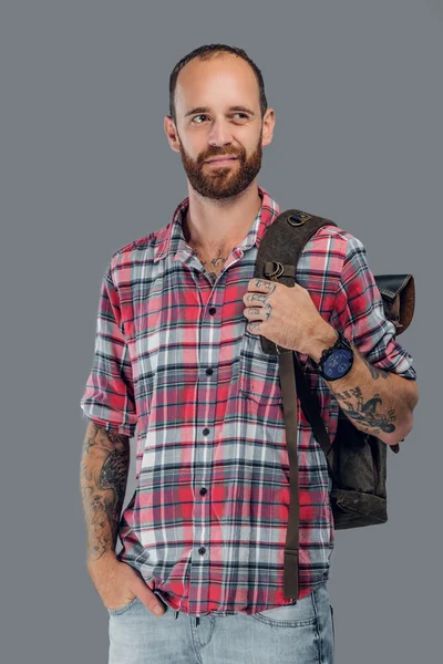 Homem viajante barbudo com mochila — Fotografia de Stock