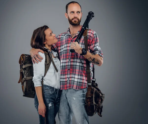 Masculino posando com atraente urbano feminino — Fotografia de Stock