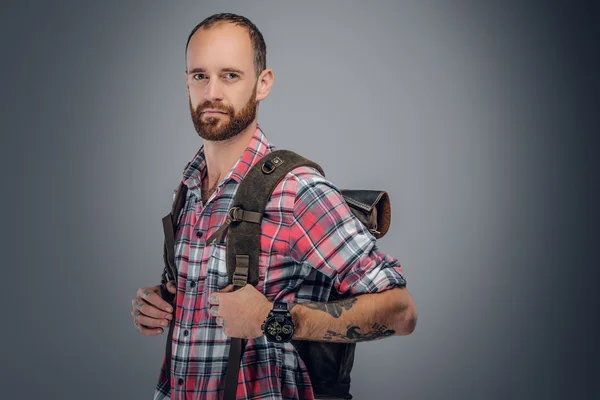 Homem viajante barbudo com mochila — Fotografia de Stock