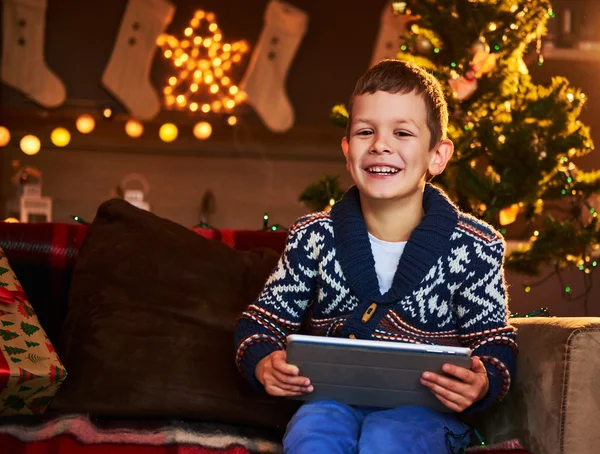 Улыбающийся мальчик держит ноутбук подарок — стоковое фото