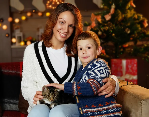 Eine liebevolle Mutter mit ihrem kleinen Jungen — Stockfoto