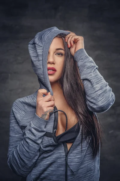 Sensuell kvinna i grå hoodie — Stockfoto