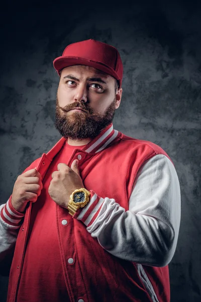 Человек в хип-хоп одежде — стоковое фото