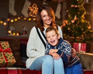 Onun bebek çocuk ile sevgi dolu bir anne 