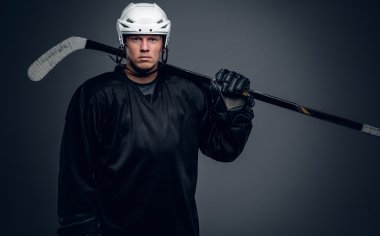 Hokey oyuncusu oyun sopa tutar