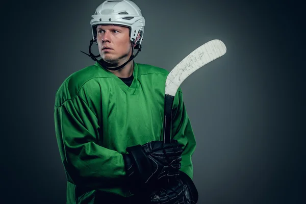 Joueur de hockey tient bâton de jeu — Photo