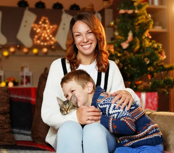 Onun bebek çocuk ile sevgi dolu bir anne — Stok fotoğraf